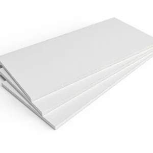 láminas de cartón pluma color blanco expuestas sobre fondo blanco